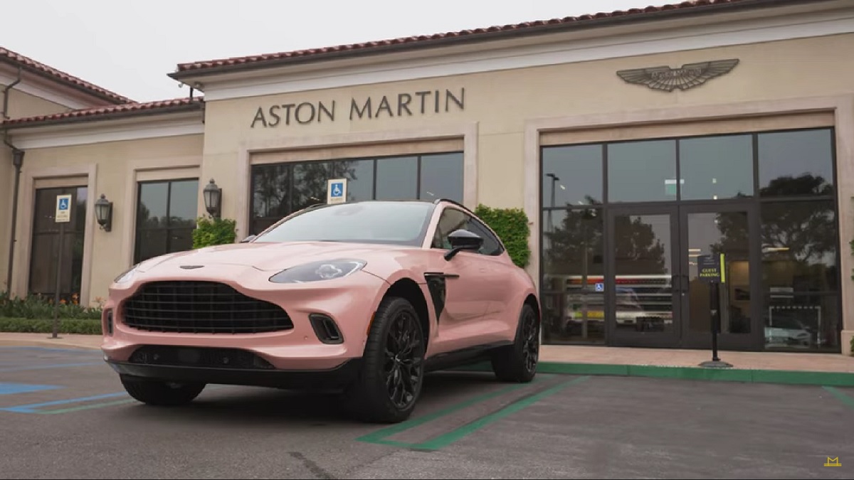 Manny kupuje samochód niani Astona Martina