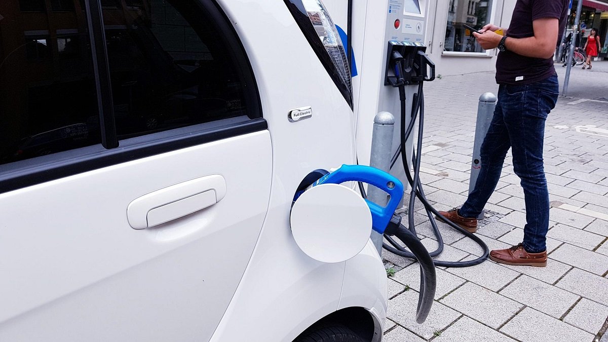 samochód elektryczny pobieranie prądu