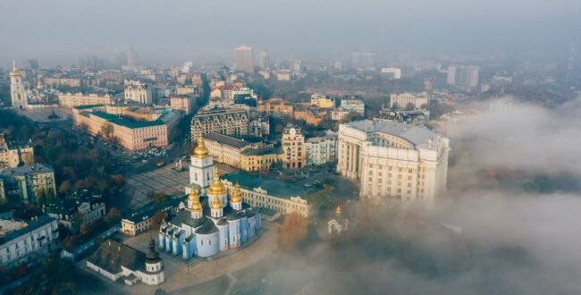 Smog i smród tej jesieni i zimy będzie dusił Polaków. Oberwie się zapewne samochodom, choć to nie będzie ich wina