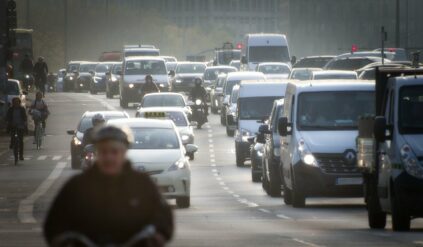 Nowy przepis już działa. Płacą ponad 10 000 zł za zezłomowanie spalinowego samochodu i ponad 5 000 za motocykl