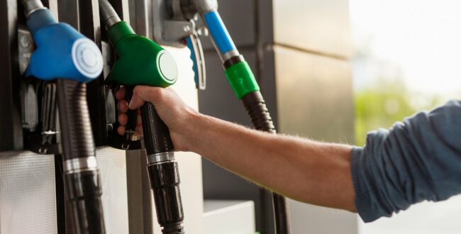 Podano zaktualizowane ceny paliw na ten tydzień. Kolejne duże zaskoczenie i niewytłumaczalne stawki na stacjach