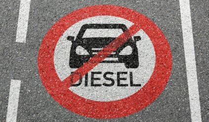 Unia Europejska będzie zabierać samochody na diesel i benzynę! Premier nie pozostawia suchej nitki na tym pomyśle. „To szkodliwe”