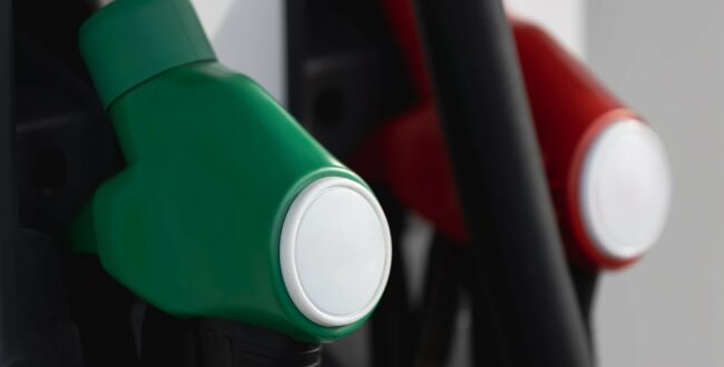 Polski rząd znów obniży podatki na paliwo? Po ile byłaby benzyna oraz diesel z mniejszym VAT-em?