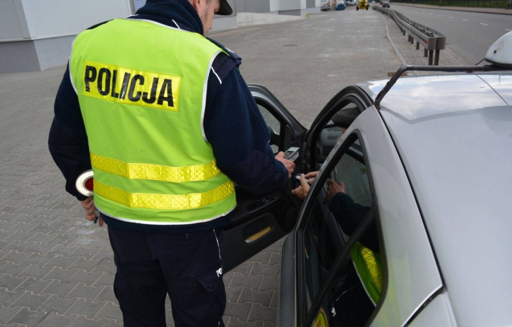 wbudowany głośniczek oraz precyzyjne, haptyczne informacje zwrotne
