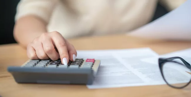 ZUS wypłaci Polakom 550 złotych. Poza wnioskiem, należy spełnić jeszcze kilka warunków