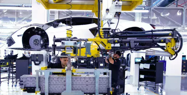 Lamborghini wprowadza 4-dniowy tydzień pracy i… daje pracownikom podwyżki