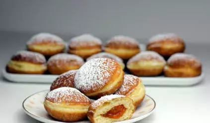 Ile kalorii mają pączki? W tłusty czwartek wszyscy jemy ten smakołyk. Czy pączek może zaszkodzić?