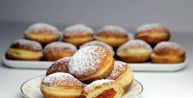 Ile kalorii mają pączki? W tłusty czwartek wszyscy jemy ten smakołyk. Czy pączek może zaszkodzić?