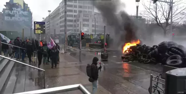 Protesty rolników pod siedzibą Unii Europejskiej w Brukseli. Staranowane bariery policji i nowe propozycje unijnych urzędników