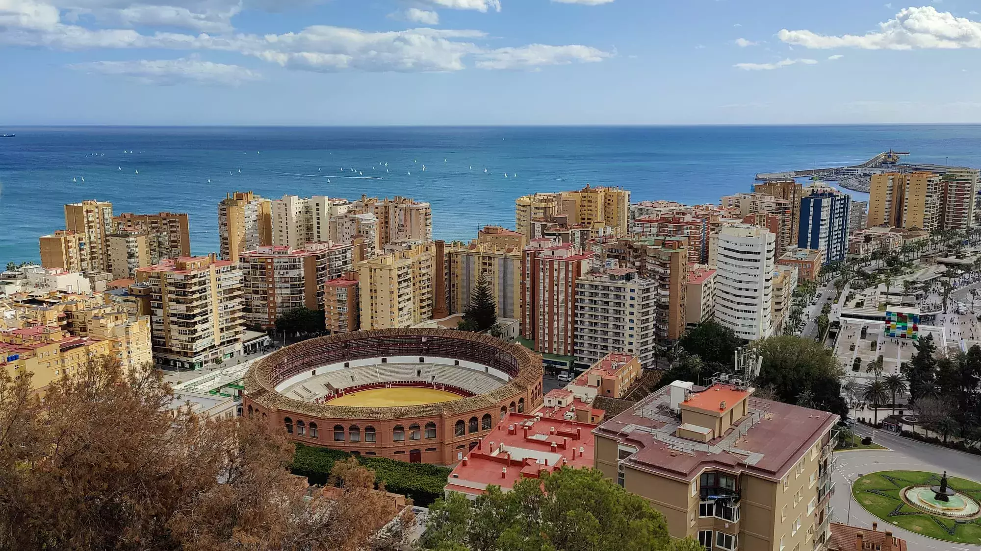 wielu turystów decyduje się pozostać w Maladze