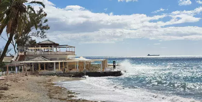 Miejscowi w Maladze mają dość turystów. Dlaczego niewybrednie ich namawiają, by wracali do domów?