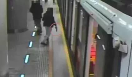 Brutalny atak w warszawskim metrze. Padły strzały