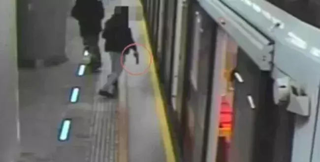 Brutalny atak w warszawskim metrze. Padły strzały